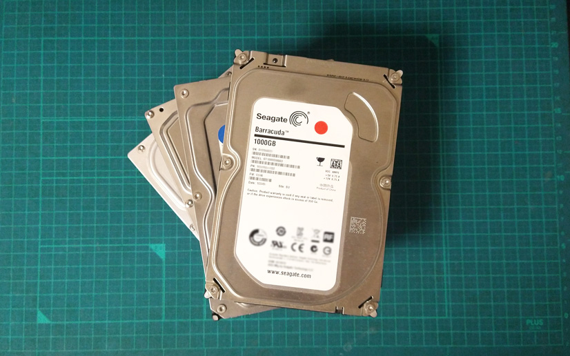 分解したいHDD(ハードディスクドライブ)4つ