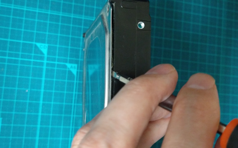 HDDの分解手順：HDDのカバーを開く