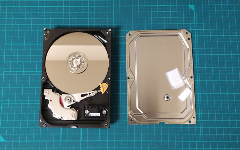HDDの分解手順：HDDのカバーを開いたところ