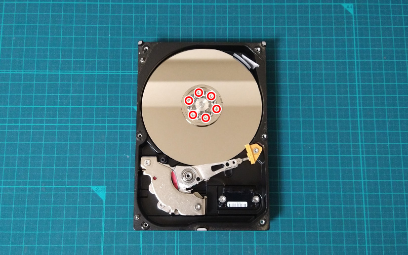 HDDの分解手順：HDDのプラッタのネジ位置