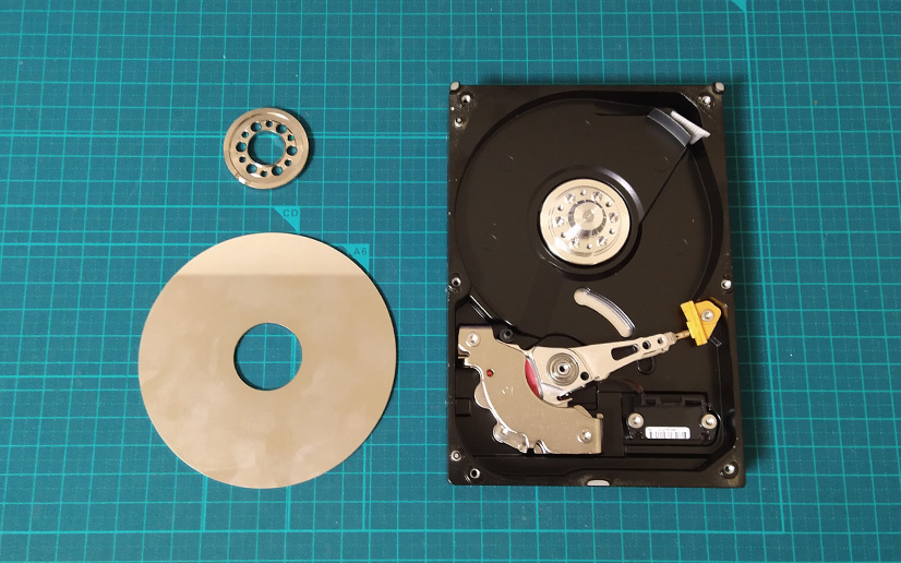 HDDの分解手順：プラッタを取り外す