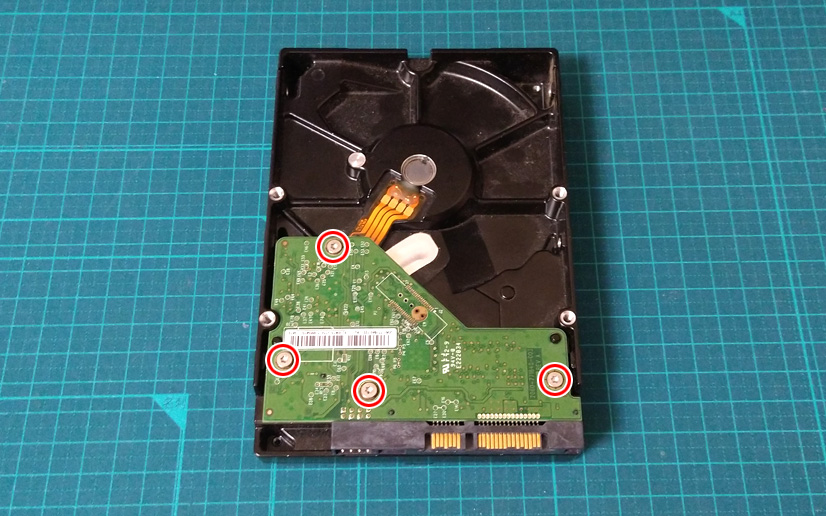 HDDの分解手順：HDDの裏側の基盤