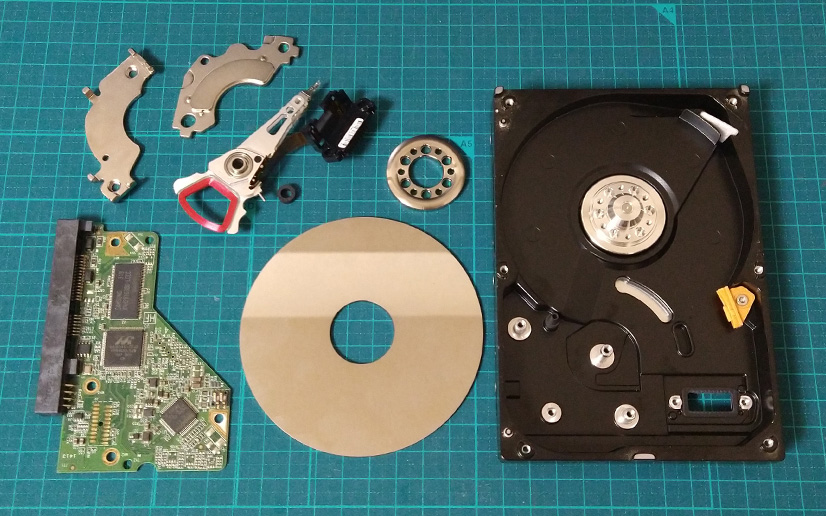 HDDの分解手順：HDDを分解して並べた部品