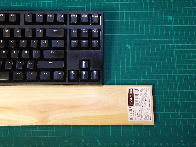 キーボードとヒノキ工作板との長さの比較