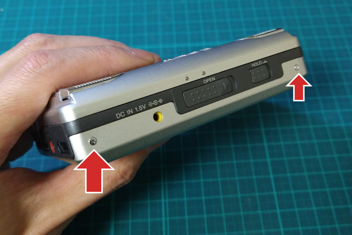 TCS-100のプレイヤーを開ける面にあるネジ2つ