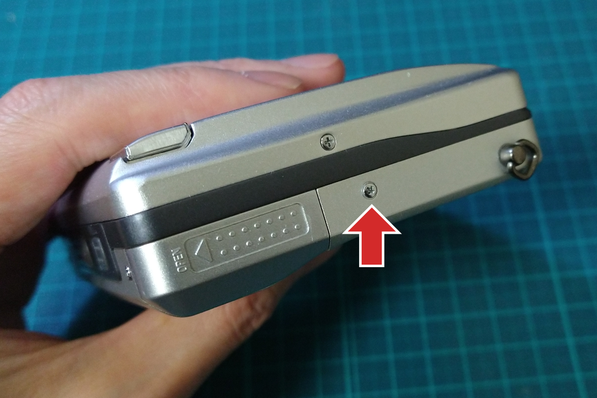 TCS-100の電池を入れる面にあるネジ1つ