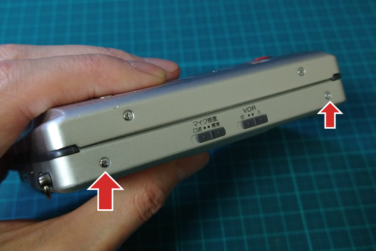 TCS-100のスイッチが2つある面にあるネジ2つ