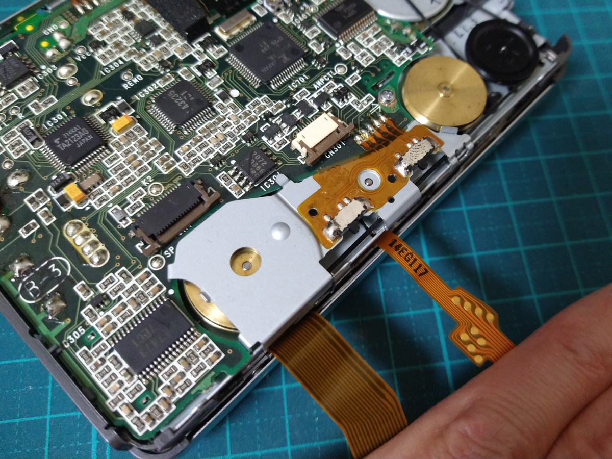 TCS-100の2本のフラットケーブルを抜いたところ