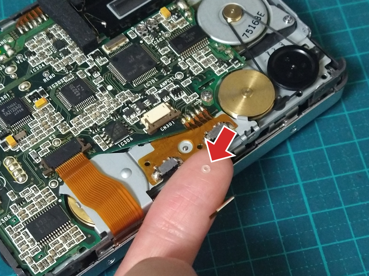 TCS-100のカバーを固定していたプラスチックの留め具