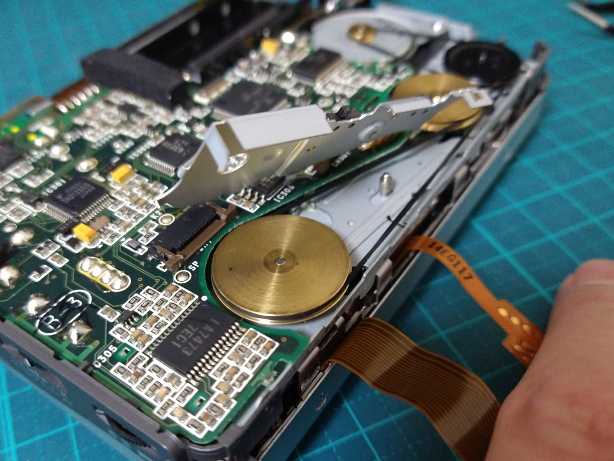 TCS-100のフラットケーブルの下にあるカバーを持ち上げたところ