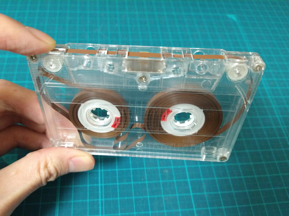 TCS-100の早送りができずテープのたるんだカセットテープ